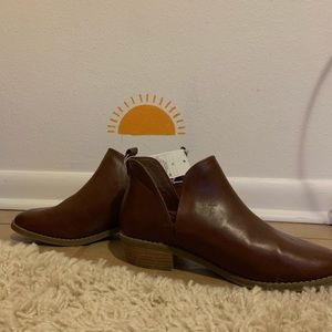 NWT Universal Thread Ankle Heeled Boots